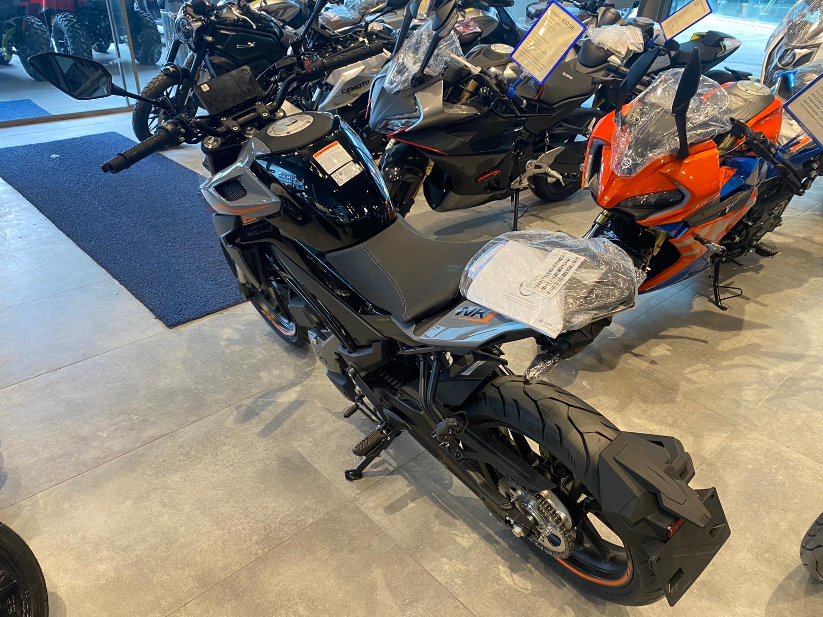 CF MOTO 250 NK 2026 MODEL SİYAH RENK - Görsel 4