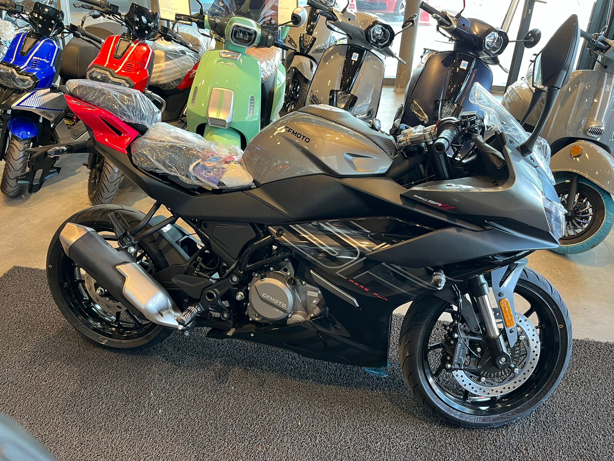 CF MOTO 250 SR 2026 MODEL GRİ RENK - Görsel 6